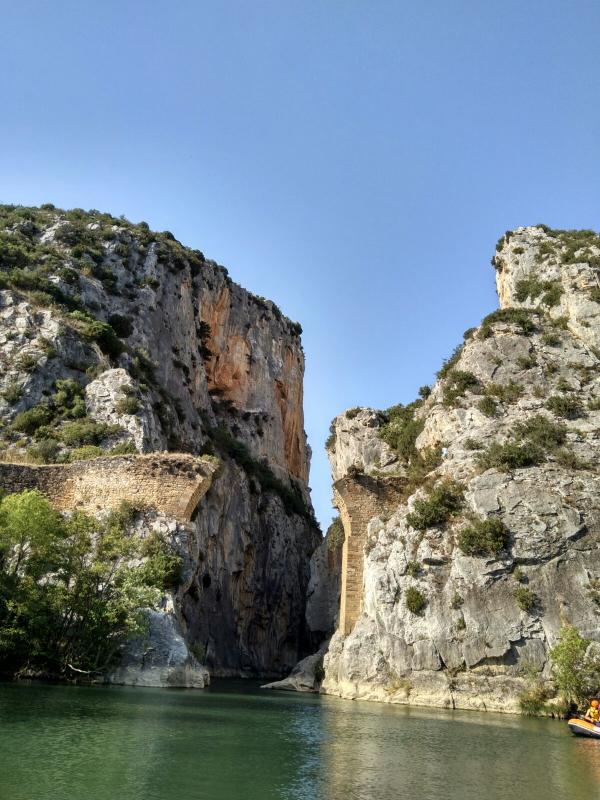 En balsa neumática por el río Irati en la Foz de Lumbier